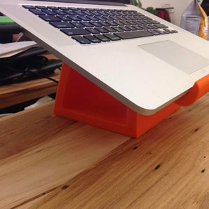 Εξοικονόμηση χώρου και εργονομική βάση για MacBook Pro