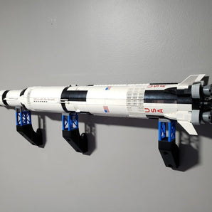 Επιτοίχια βάση για το μοντέλο Saturn V της Lego