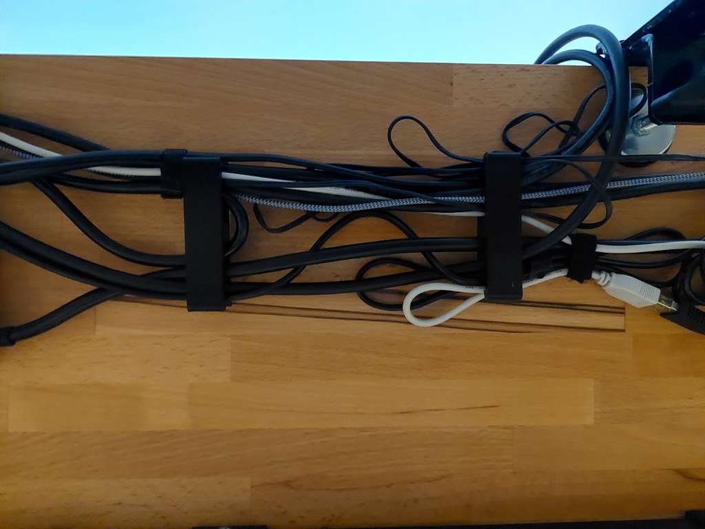 Διακριτική βάση καλωδίων για τοποθέτηση κάτω από το γραφείο