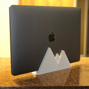 Κάθετη βάση MacBook Pro – 15 ιντσών (2018) με σχέδιο βουνού