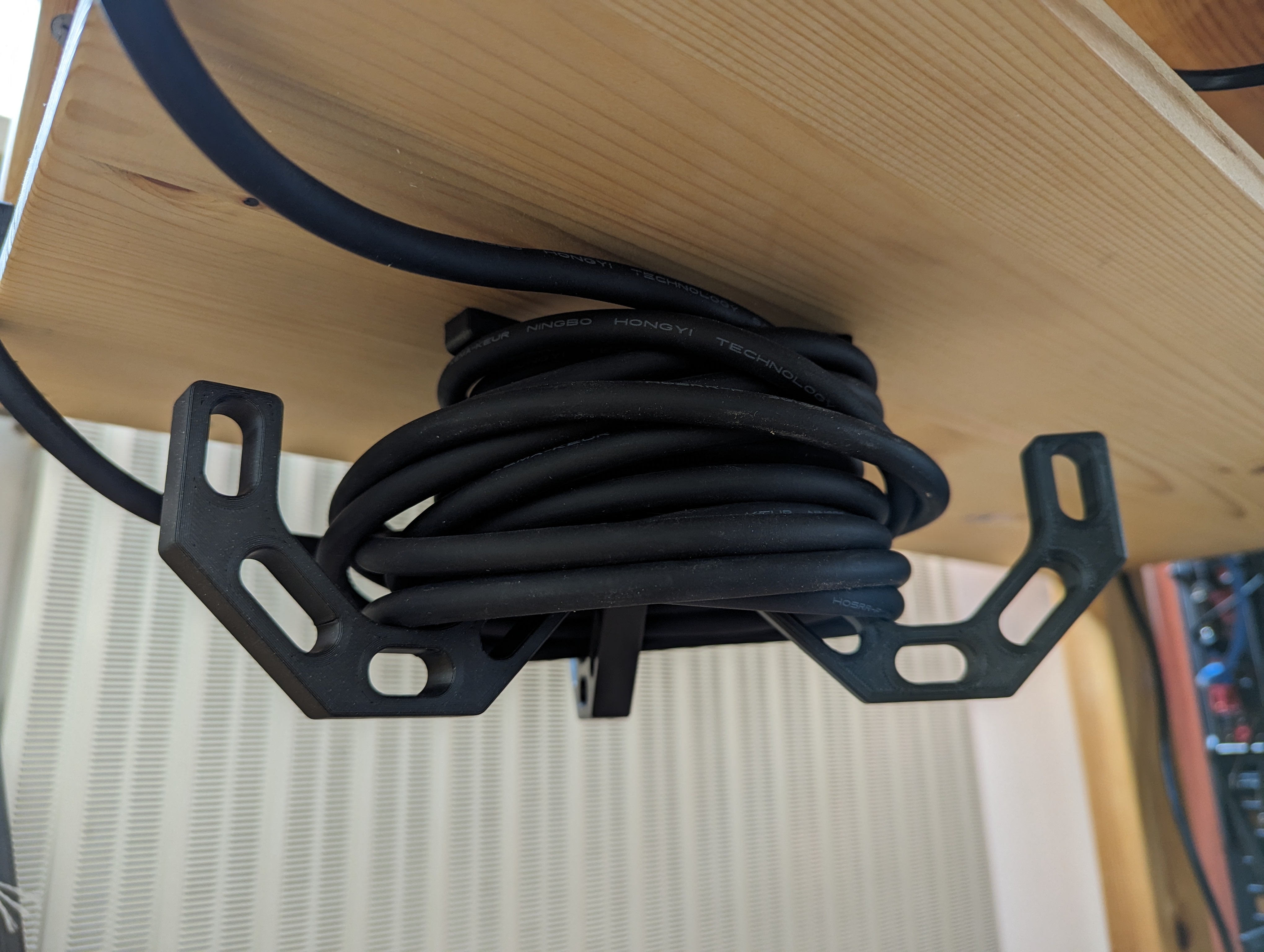 Θήκη καλωδίων για το γραφείο