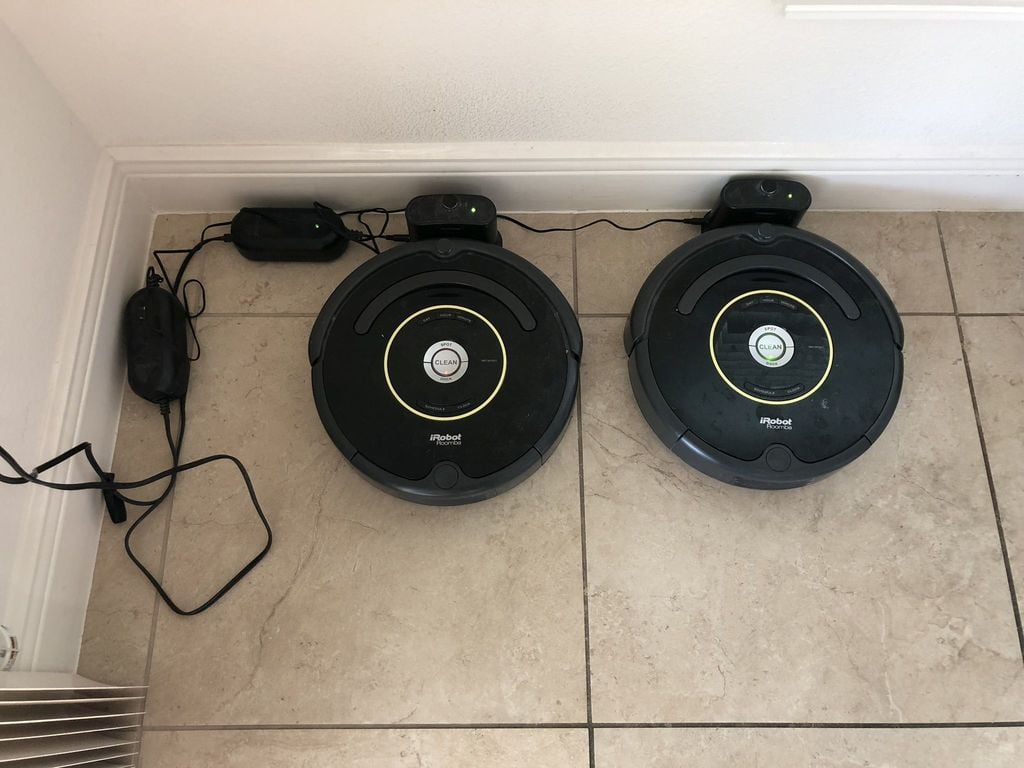 Σταθμός φόρτισης Roomba και σύστημα διαχείρισης καλωδίων
