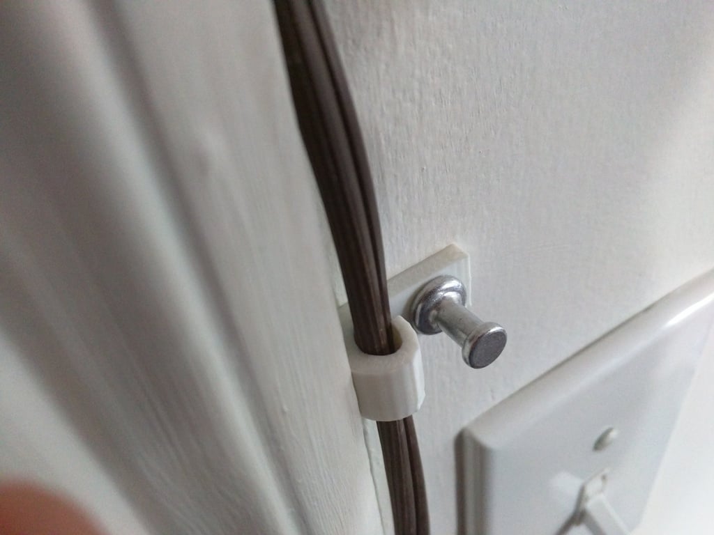 Εύκαμπτος κάτοχος καλωδίων με στερέωση Push Pin