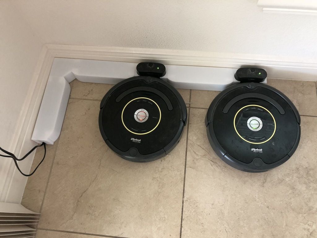 Σταθμός φόρτισης Roomba και σύστημα διαχείρισης καλωδίων