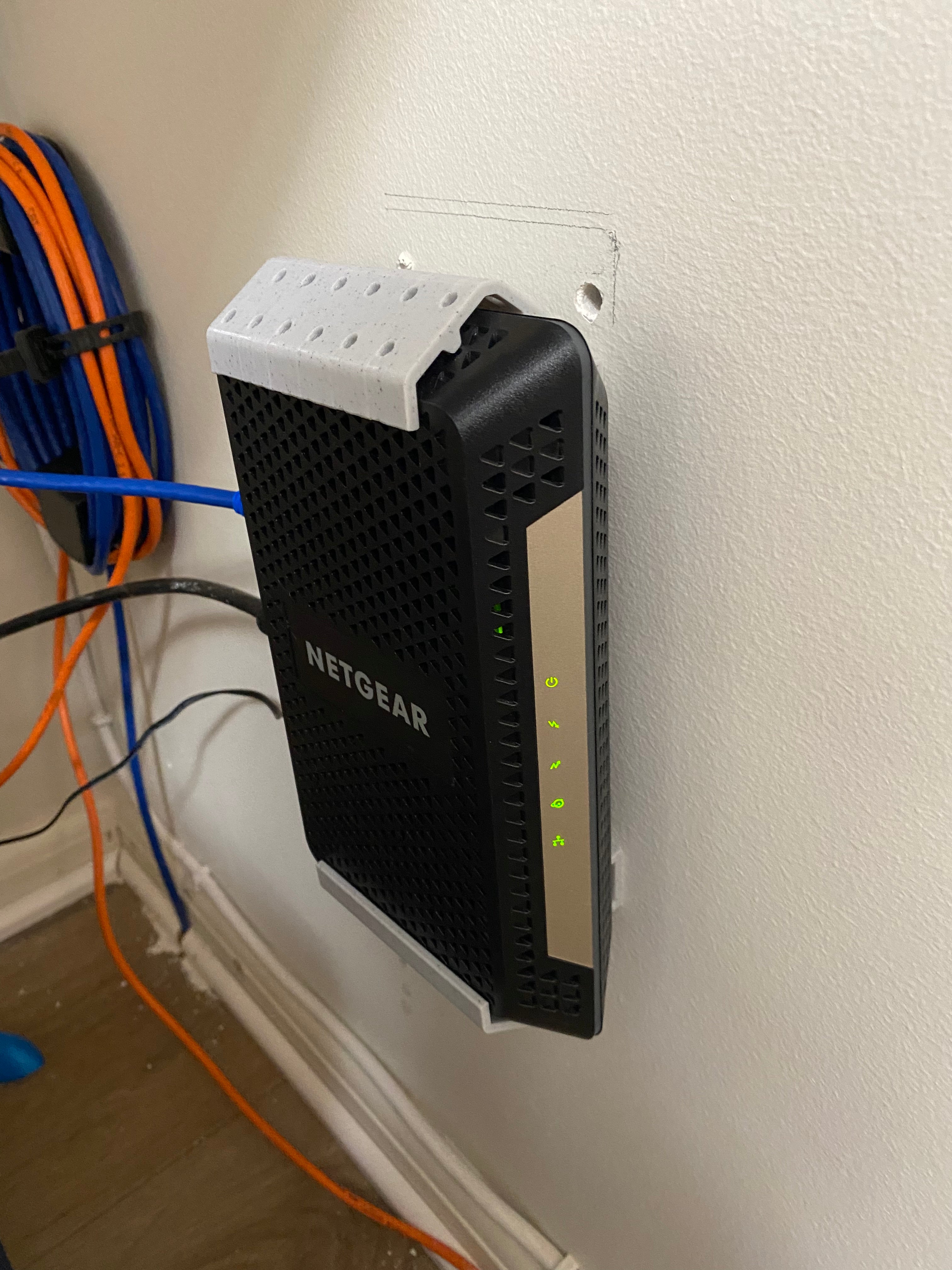 Επιτοίχια βάση Netgear CM600 / CM1000 – Βελτιστοποιήστε τη ρύθμιση του δικτύου σας