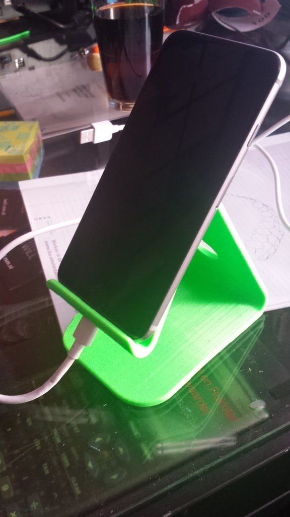 Βάση iPhone 6 με φορτιστή και χώρο για υποδοχή minijack
