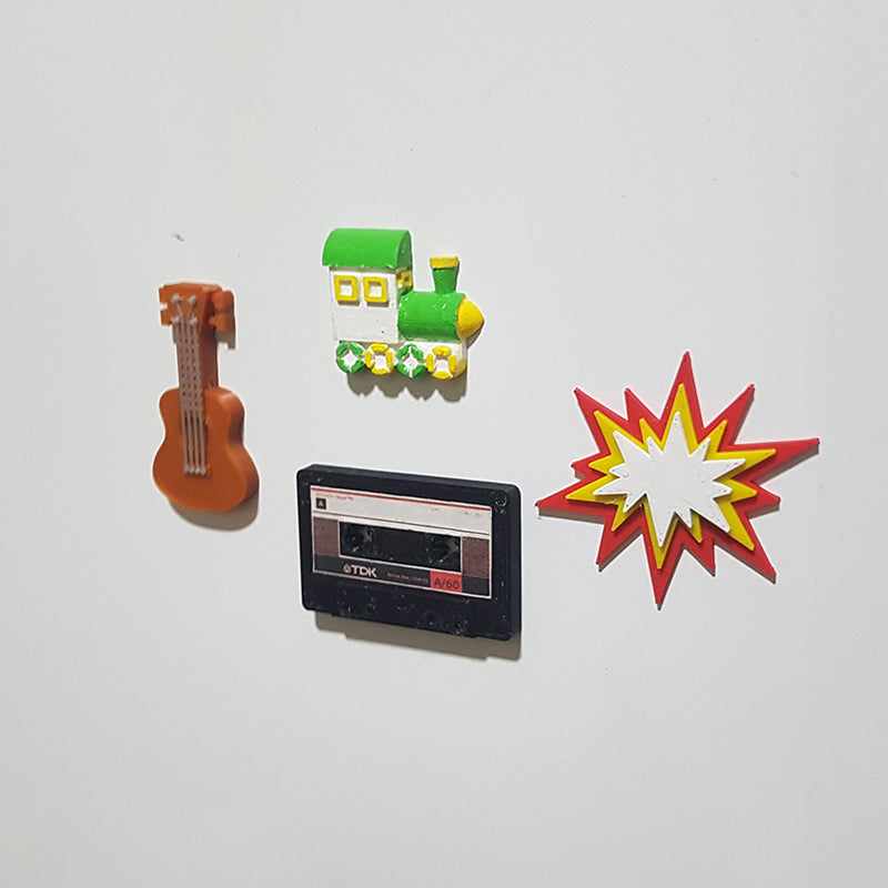 Χειροποίητο ζωγραφισμένο τρένο και κιθάρα μαγνήτες ψυγείου με πρότυπο κασέτας