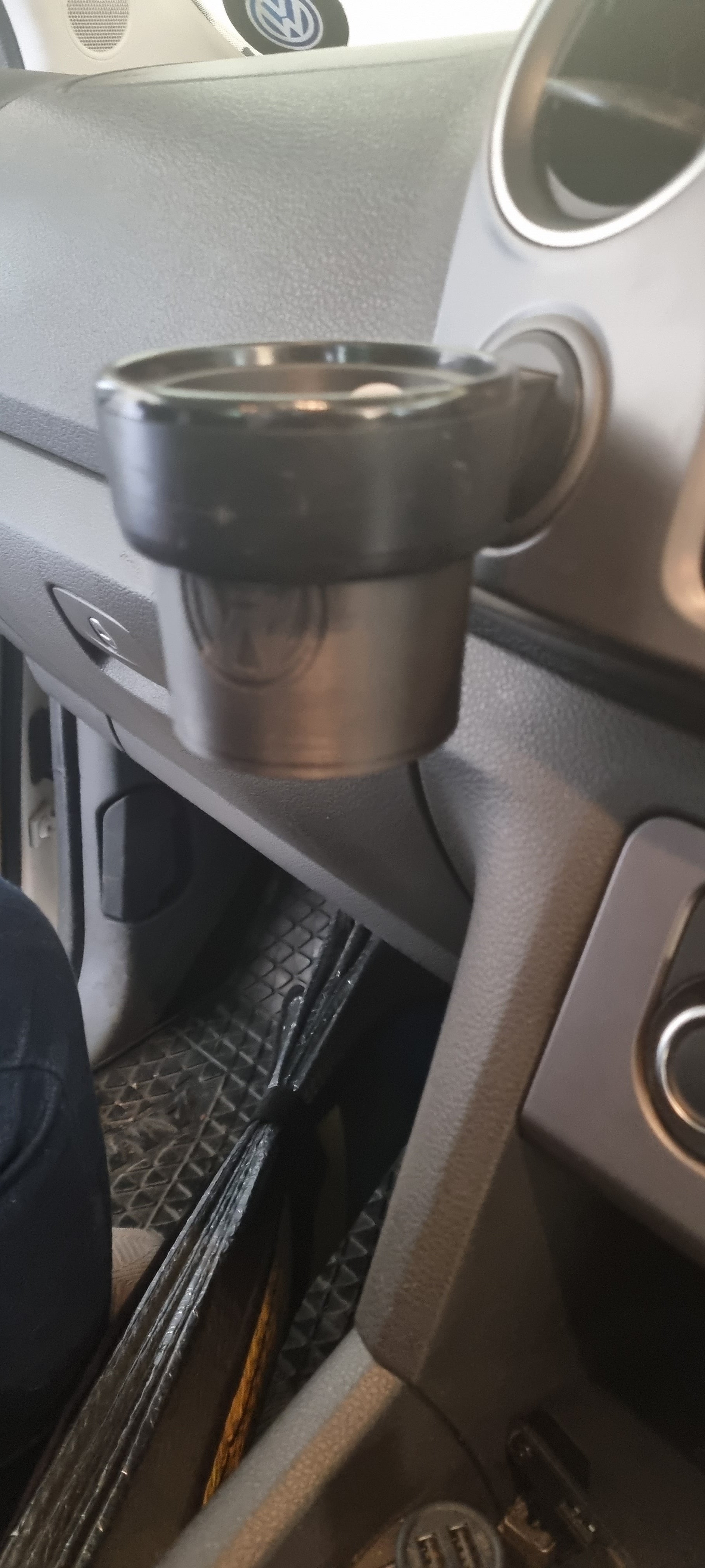 Εισαγωγή ποτηροθήκης VW Amarok