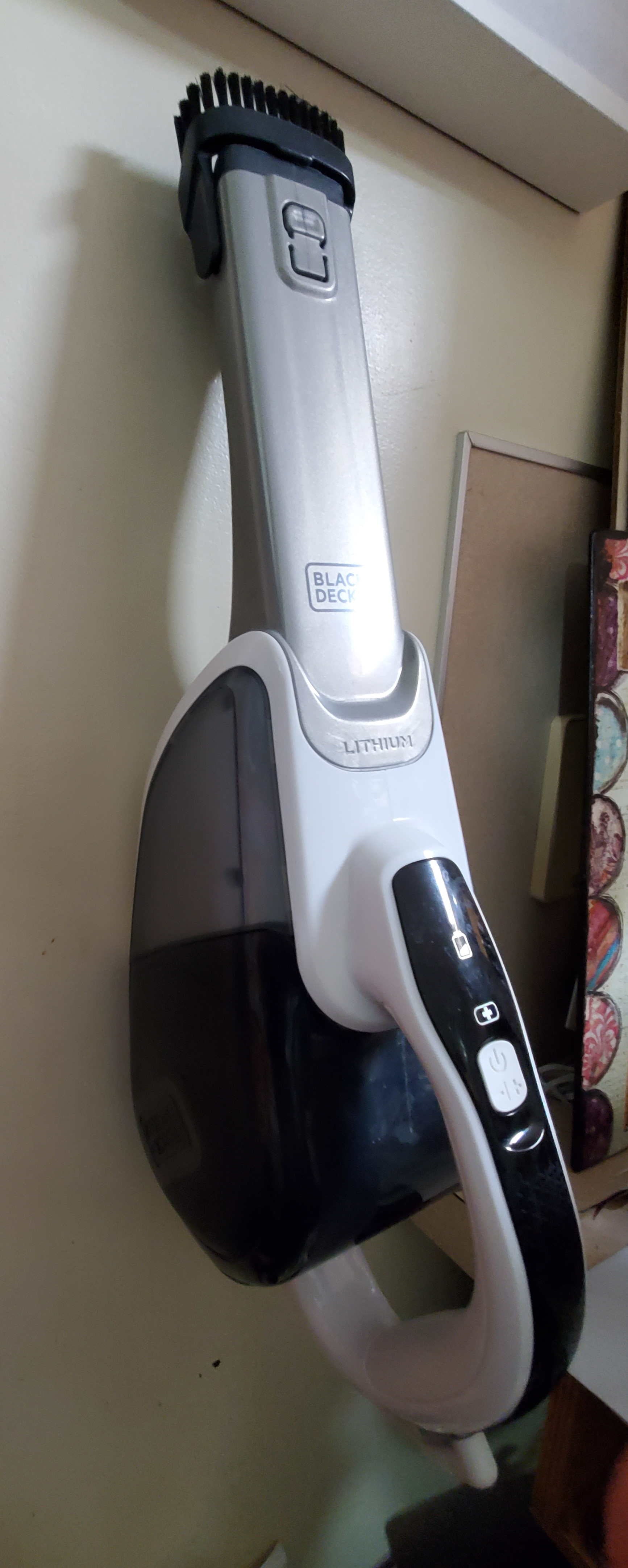 Mini ηλεκτρική σκούπα Black and Decker με τοίχους και κλιπ καλωδίου