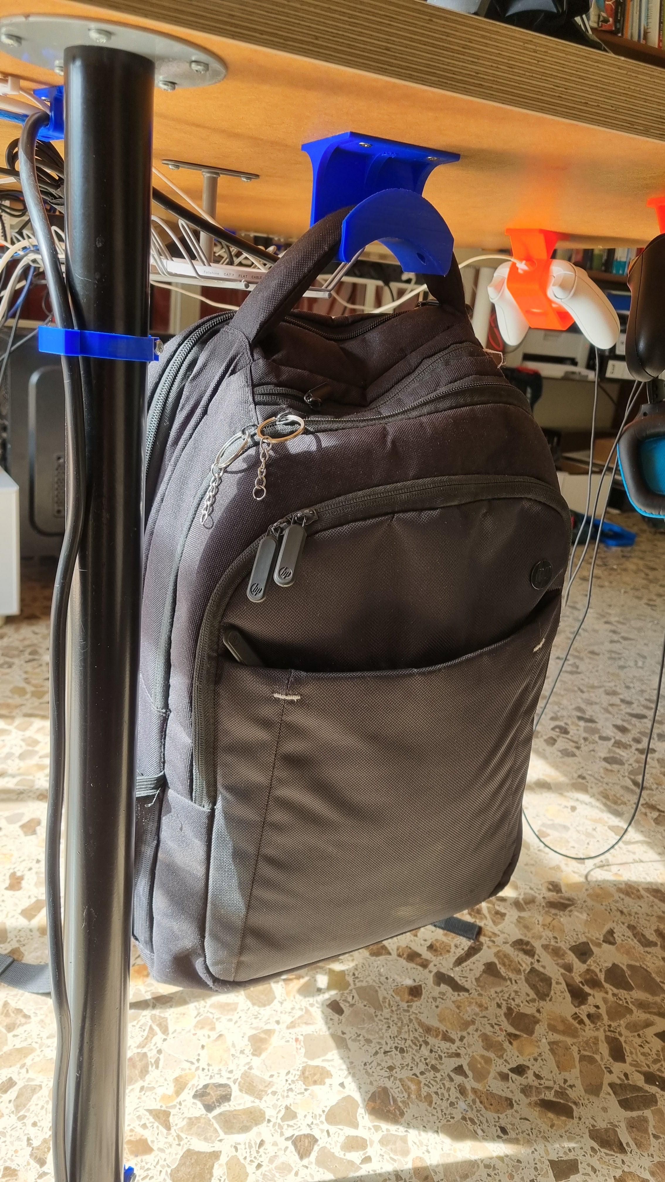 Ενισχυμένο άγκιστρο σακιδίου για τοποθέτηση κάτω από το γραφείο
