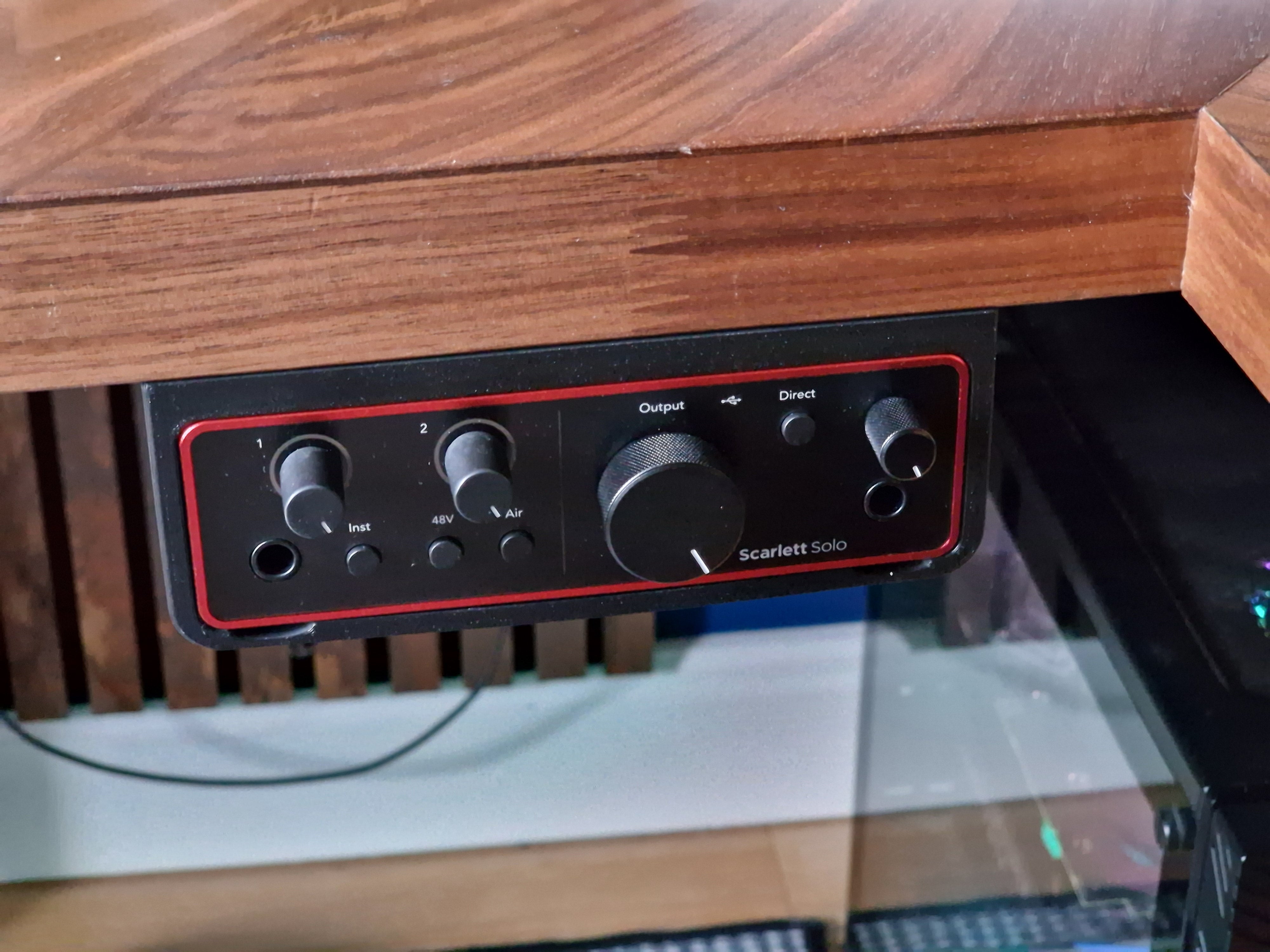 Βάση κάτω από το γραφείο για Focusrite Scarlett Solo 4ης γενιάς