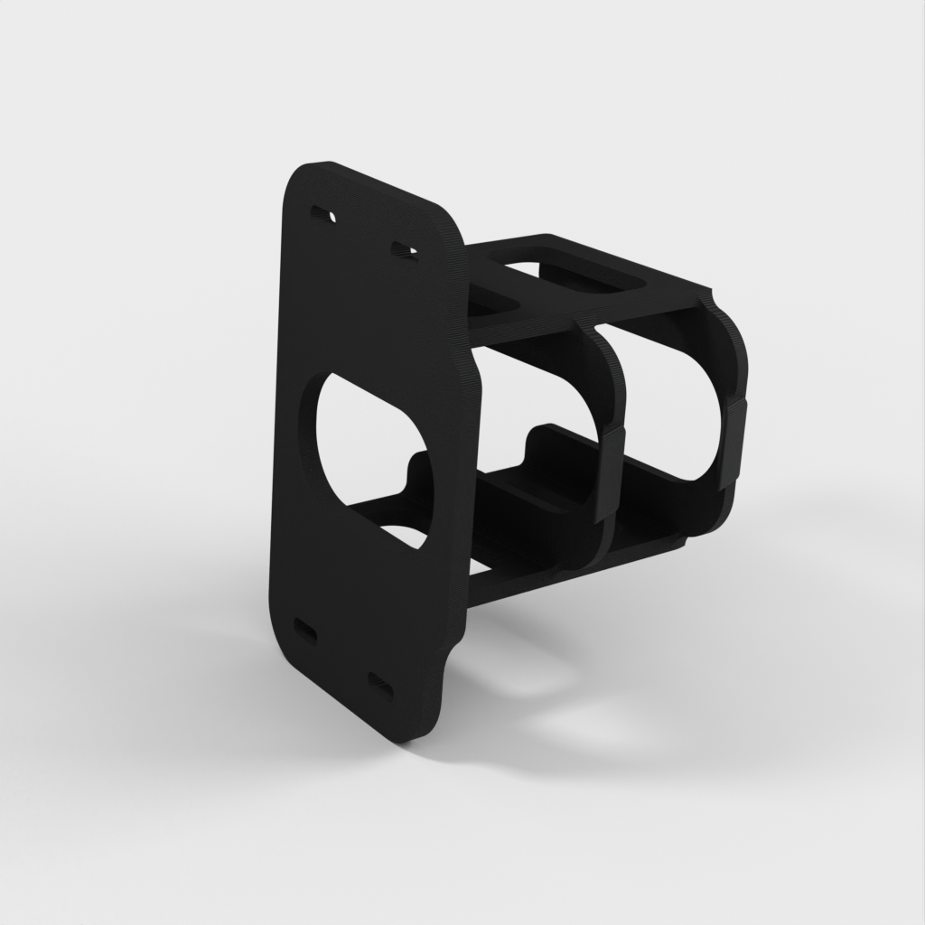 Η κάρτα DeWalt 20v Max VR κρέμεται για αποθήκευση ανάμεσα στα ράφια