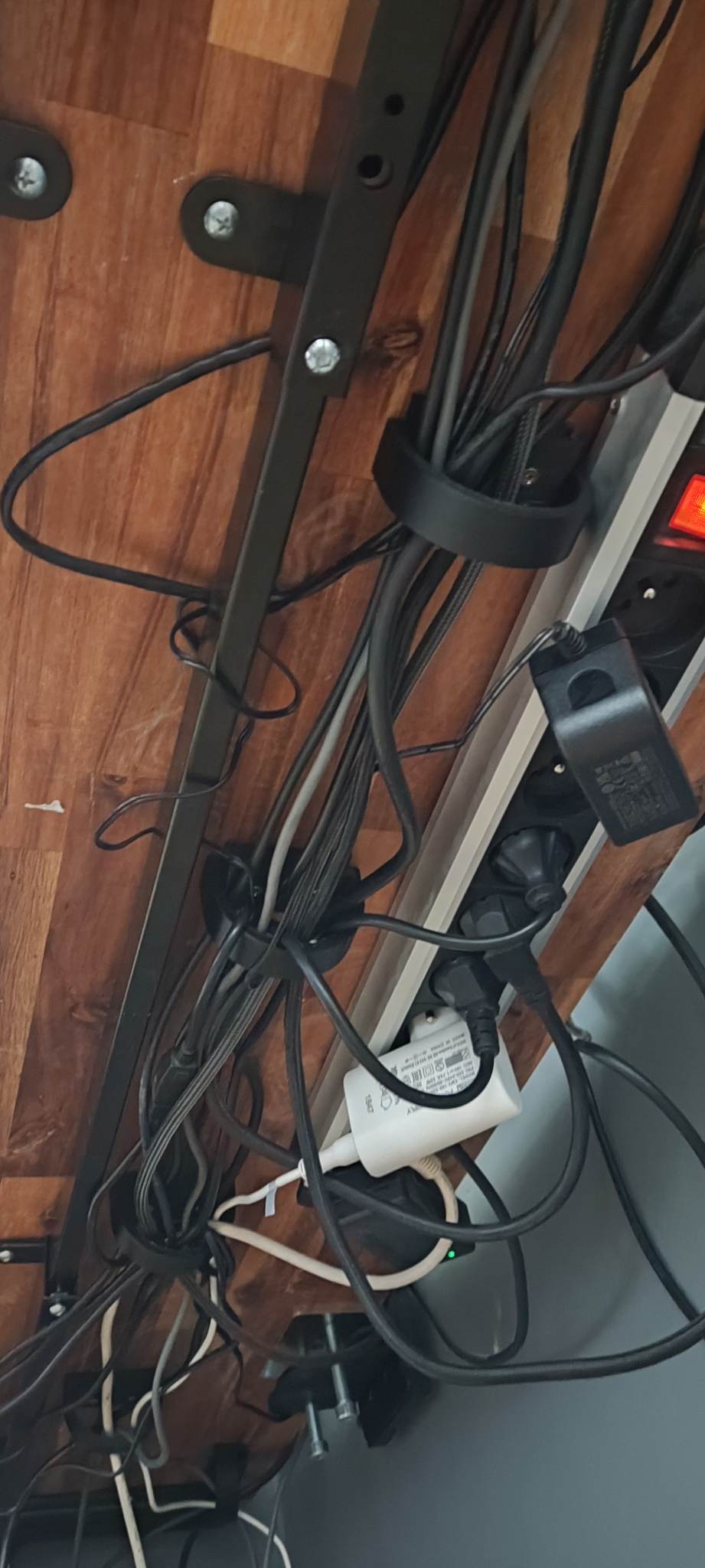 Οργανωτής καλωδίων επιτραπέζιου υπολογιστή
