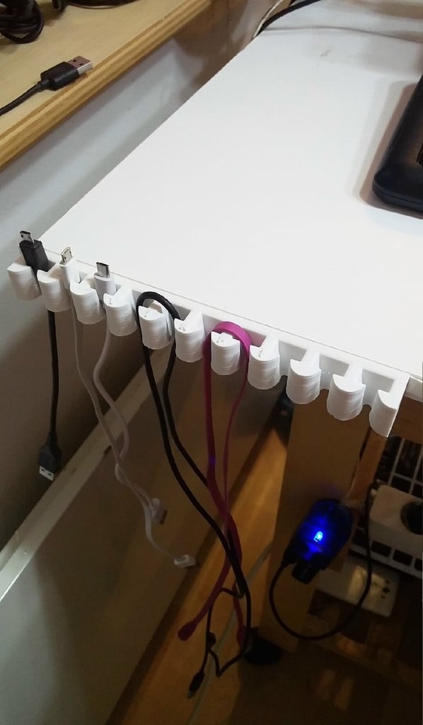 USB Καλωδιοθήκη - Πρακτική και Οργανωμένη