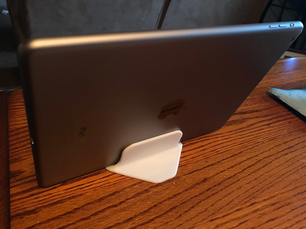 Απλή αλλά σταθερή βάση iPhone/iPad για γραφείο ή κομοδίνο