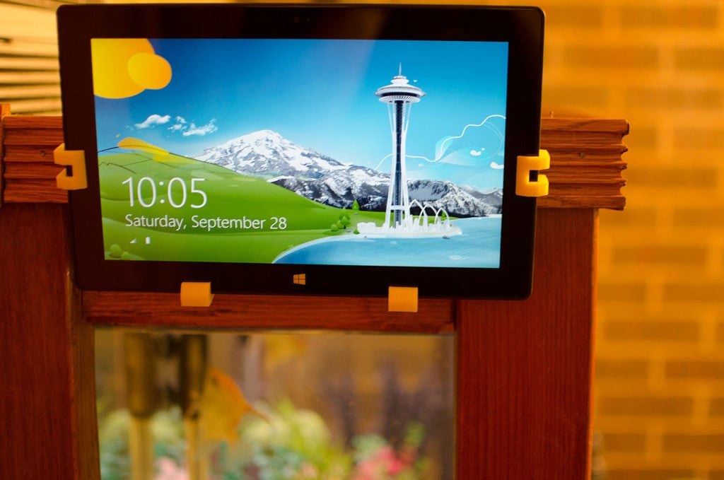 Microsoft Surface RT Tablet Hanging Stand V2 με πληκτρολόγιο Anker Ultra Slim Mini Bluetooth