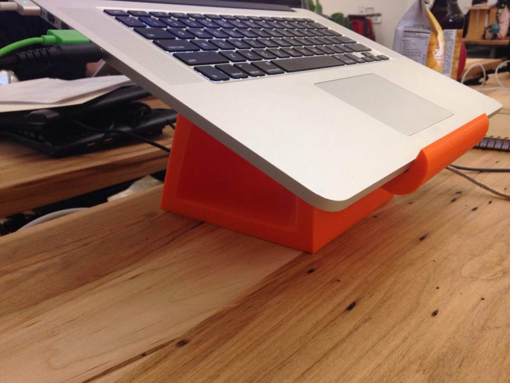 Εξοικονόμηση χώρου και εργονομική βάση για MacBook Pro