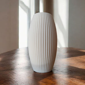 Ribbet vase i moderne afrundet design