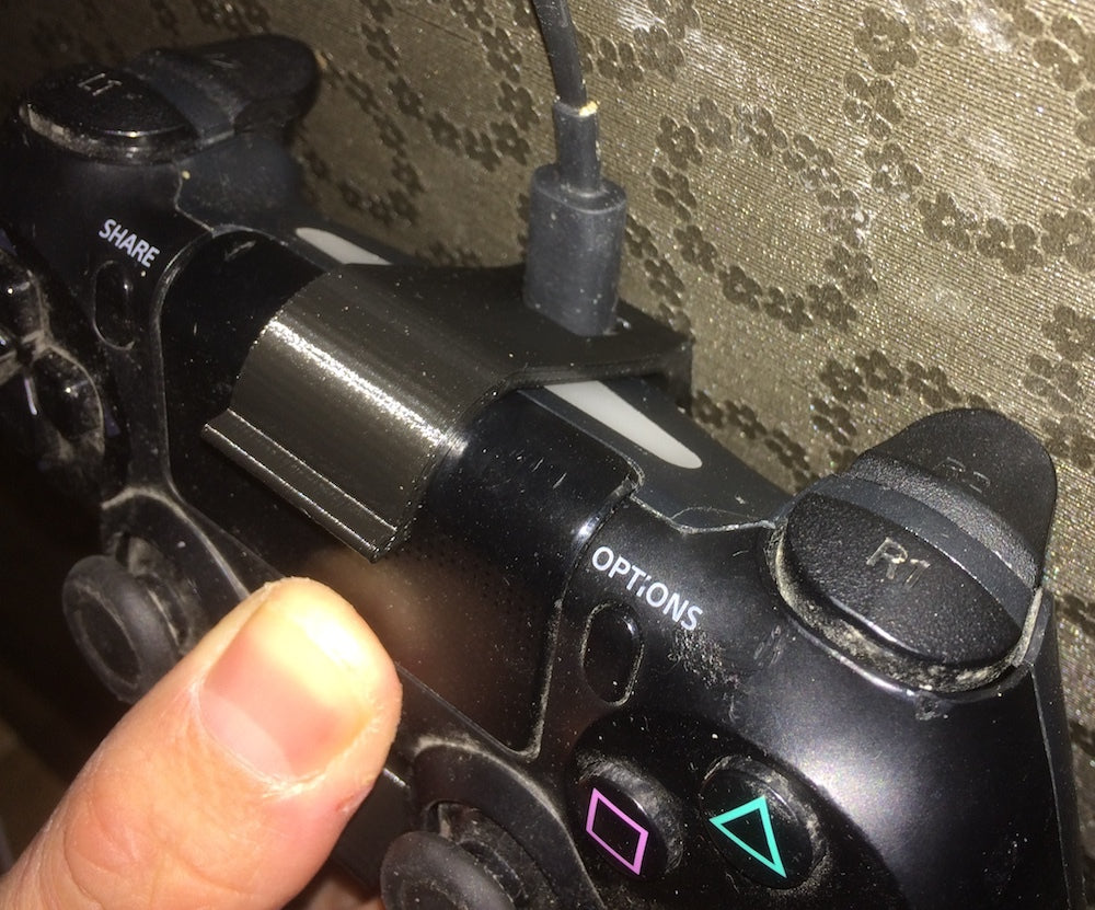 Επιτοίχια βάση χειριστηρίου PS4 με οπή φόρτισης