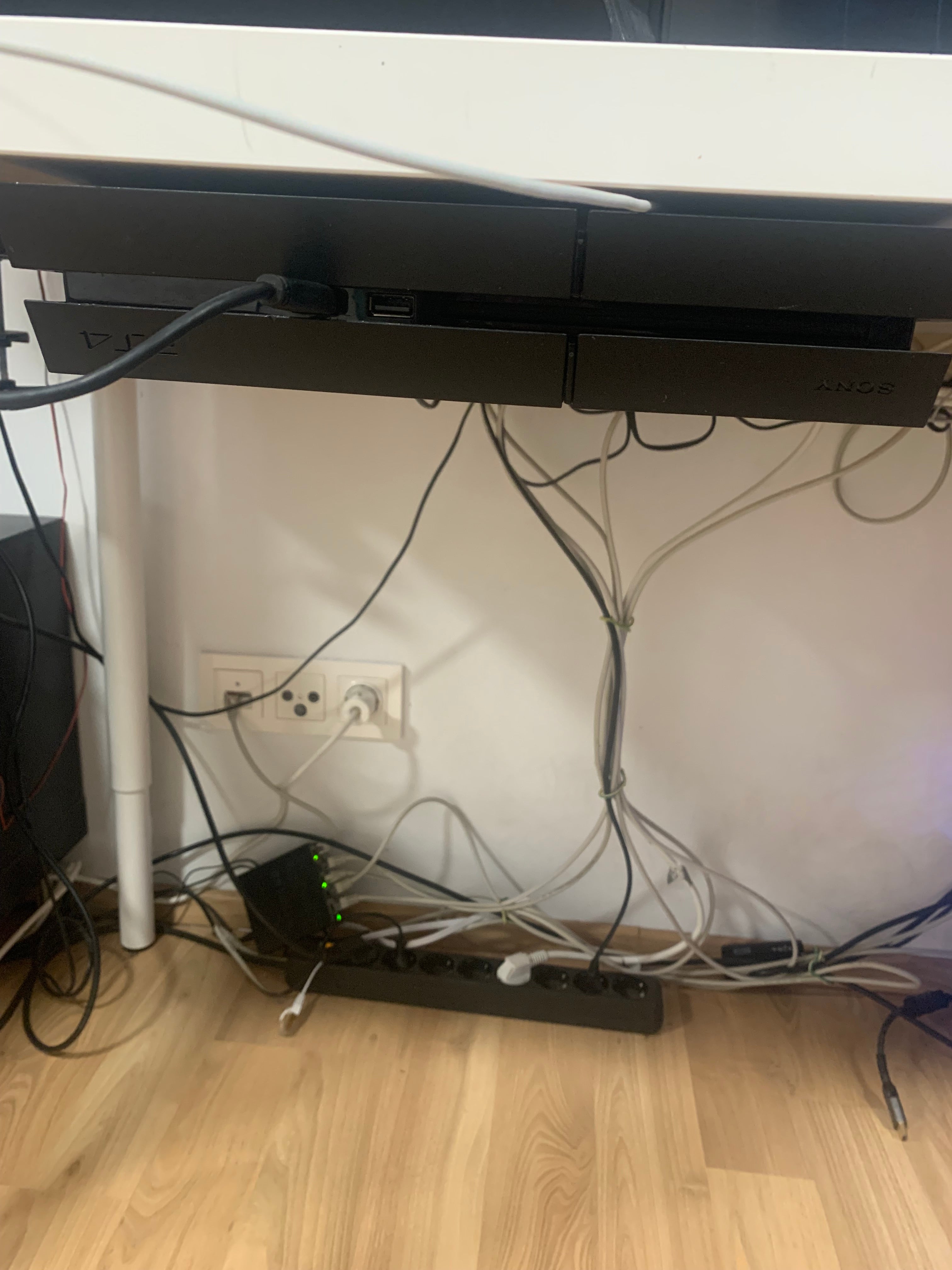Σύστημα τοποθέτησης PS4 κάτω από το γραφείο