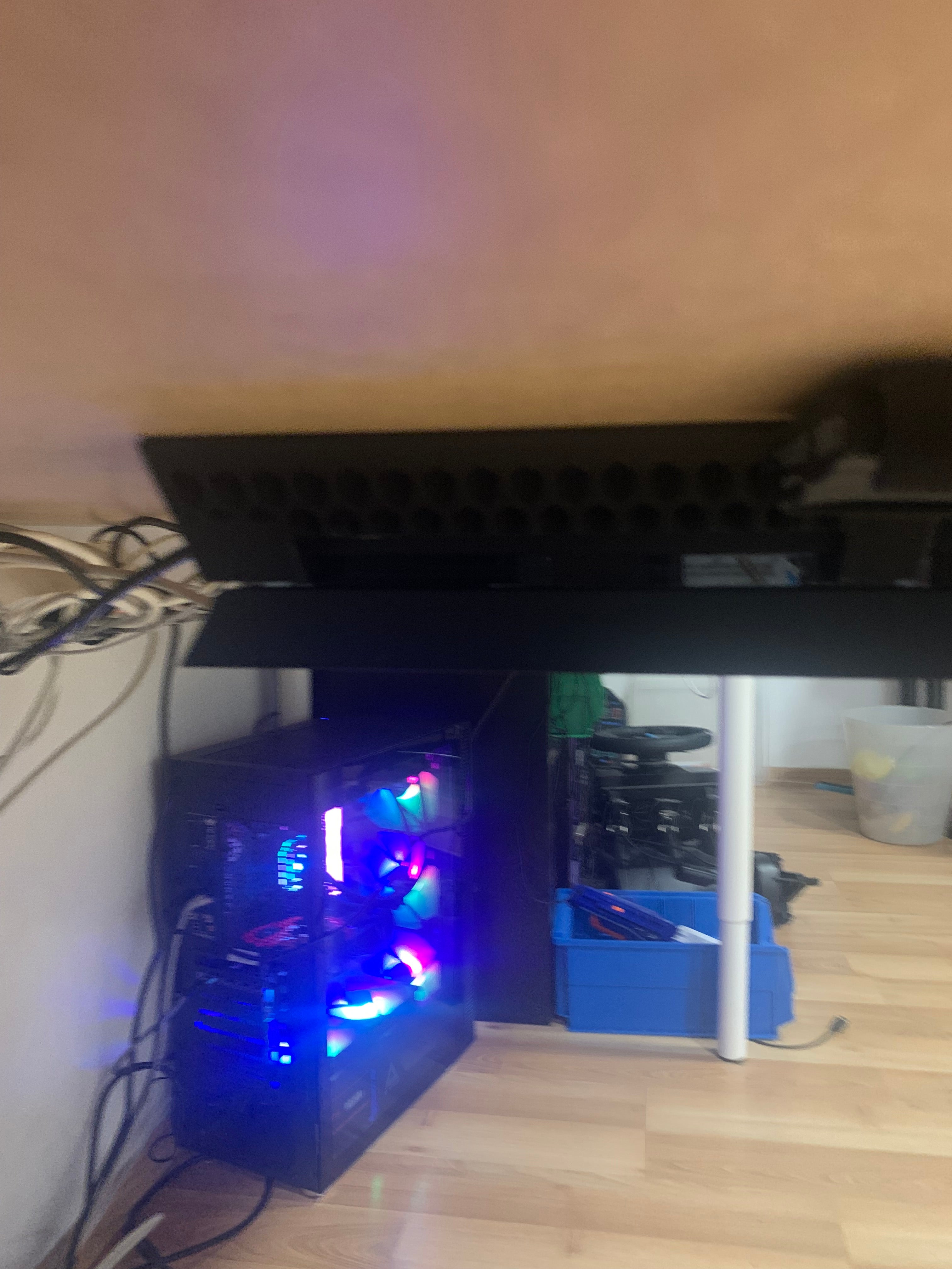Σύστημα τοποθέτησης PS4 κάτω από το γραφείο