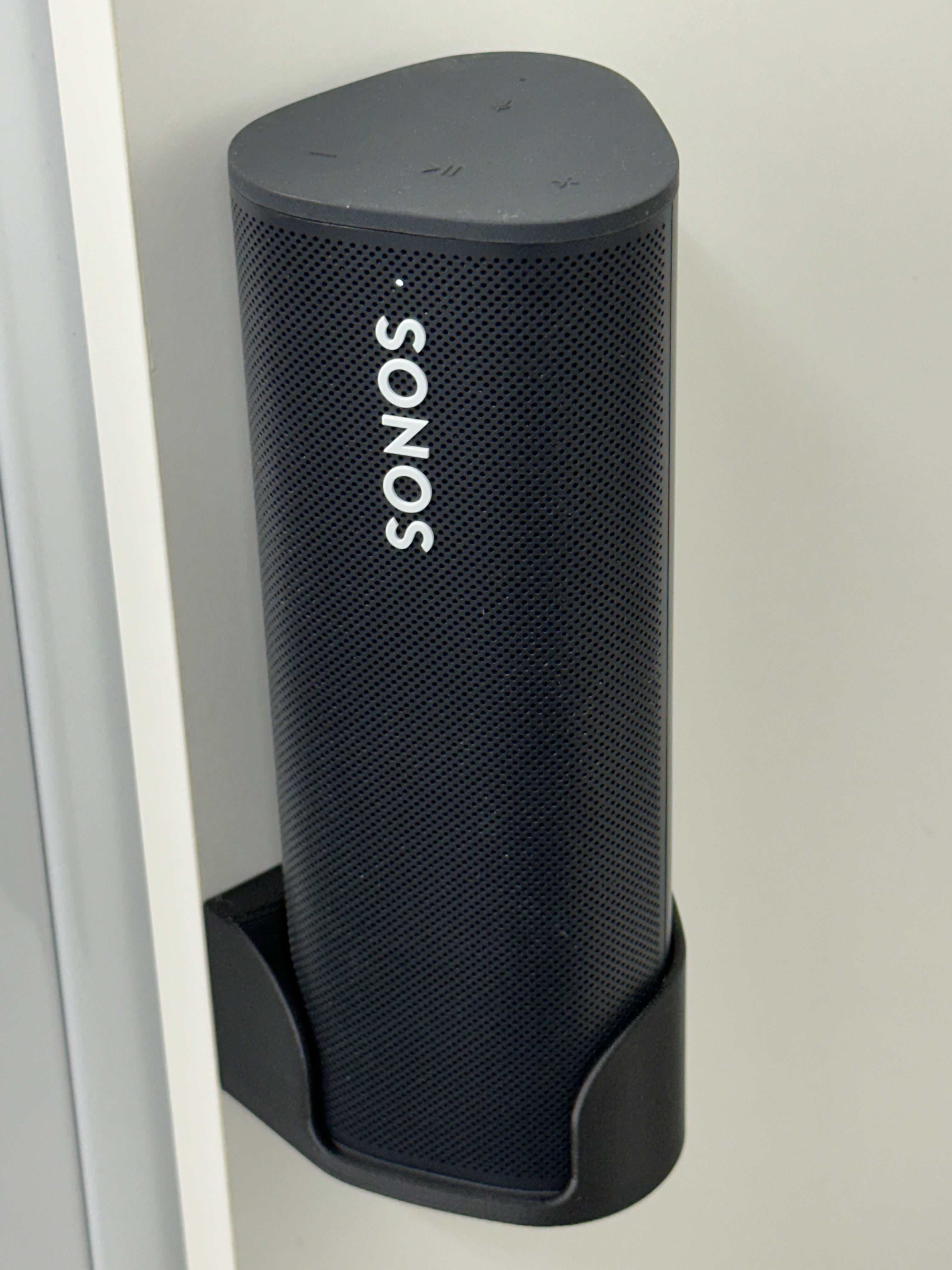 3D μοντέλο του Sonos Roam και κάθετη τοποθέτηση σε τοίχο