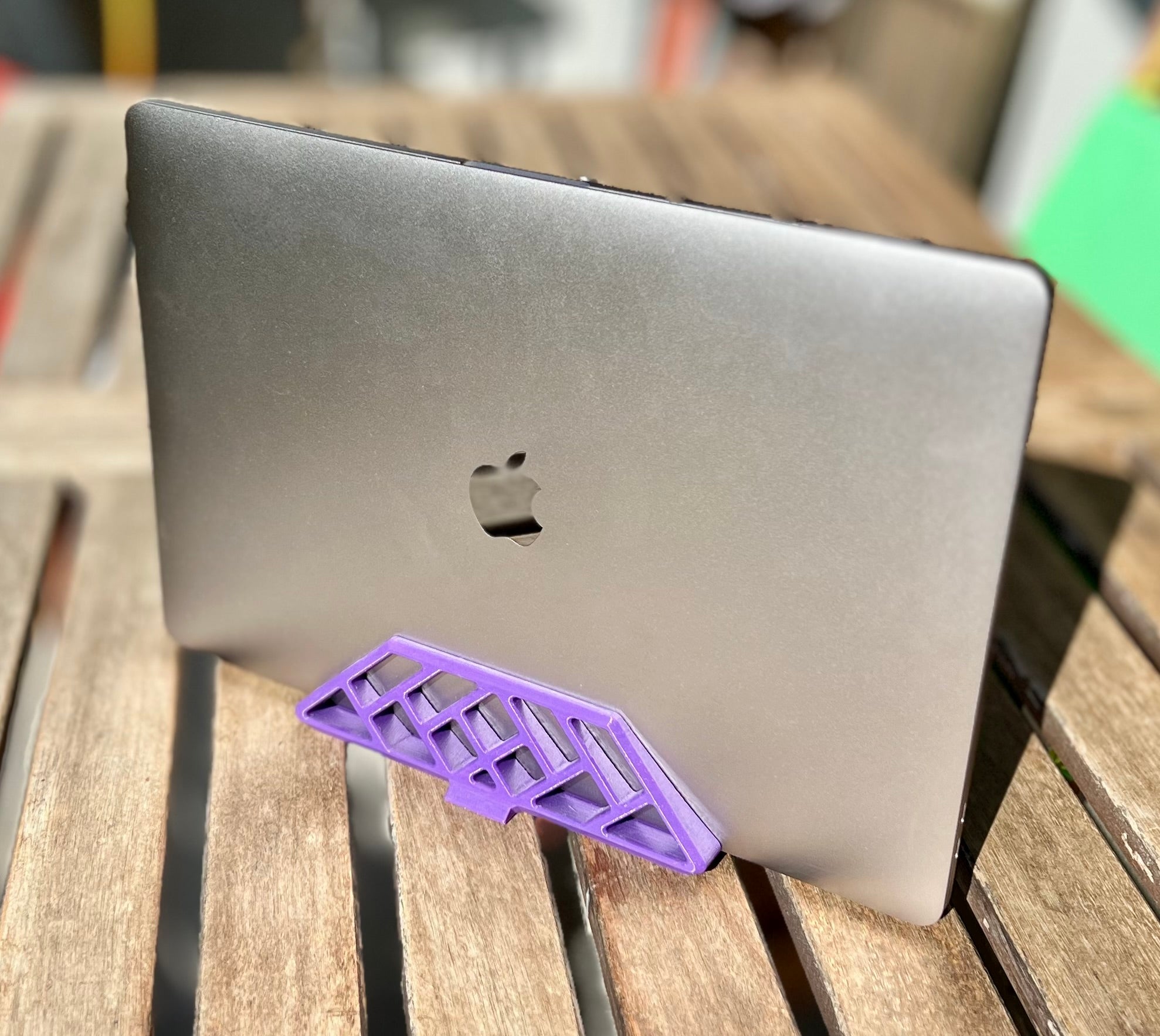 Κάθετη βάση γραφείου για MacBook Pro (TouchBar) σε κατάσταση Clamshell
