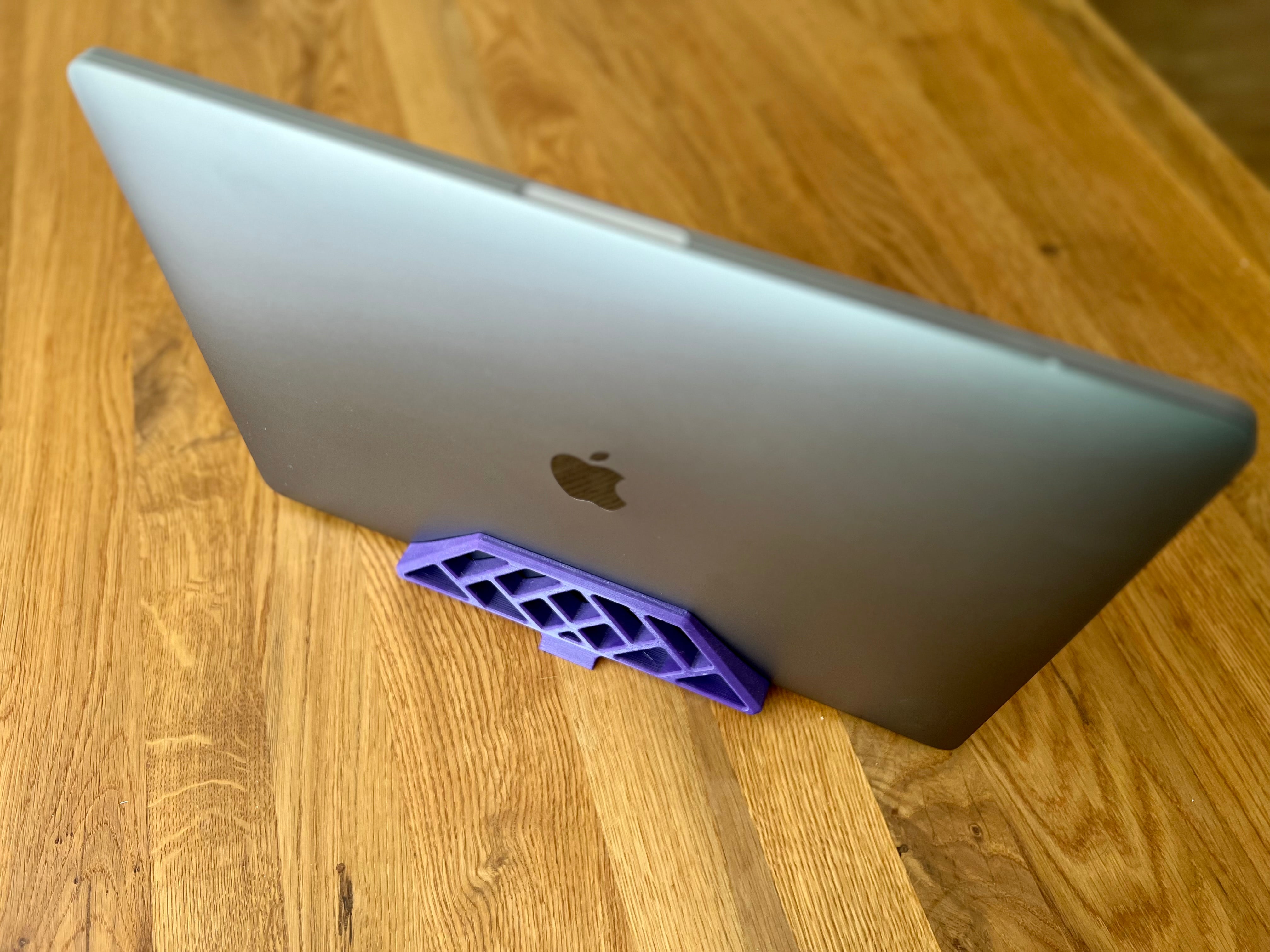 Κάθετη βάση γραφείου για MacBook Pro (TouchBar) σε κατάσταση Clamshell