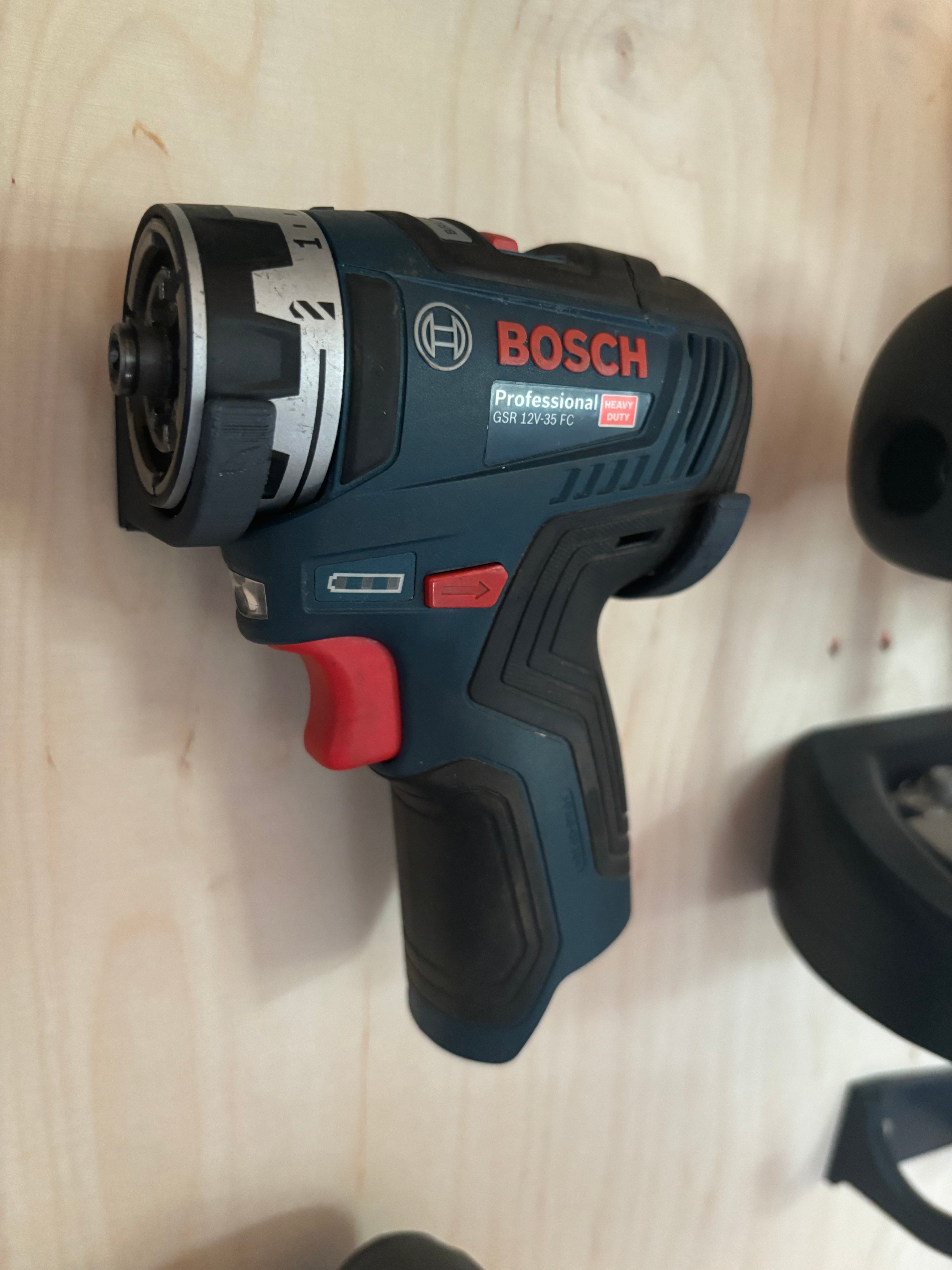 Bosch 12V Τοίχου Στήριξη για Μπαταρίες και Εργαλεία