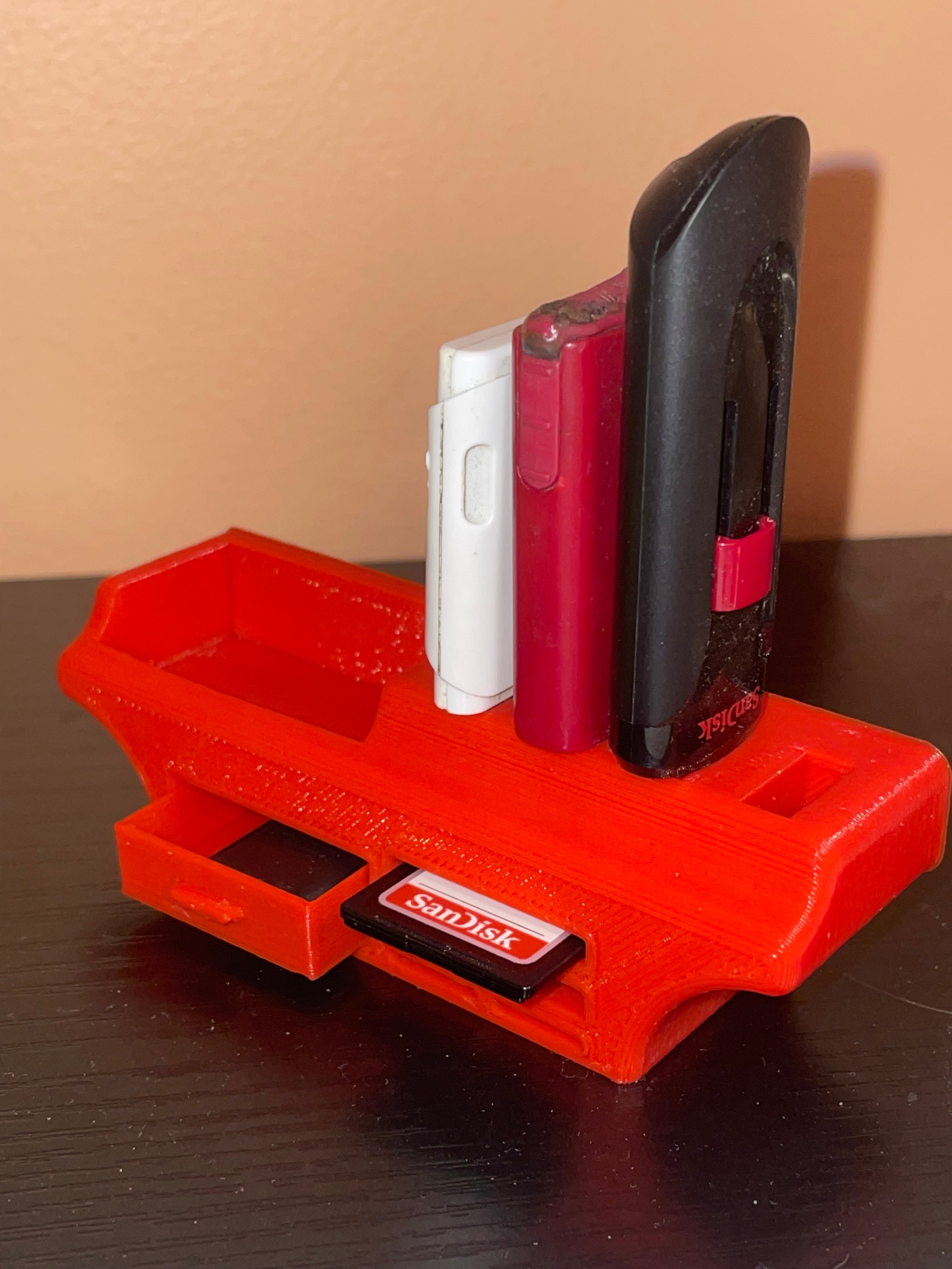 Μικρή και κομψή θήκη για κάρτες USB, SD και Micro SD