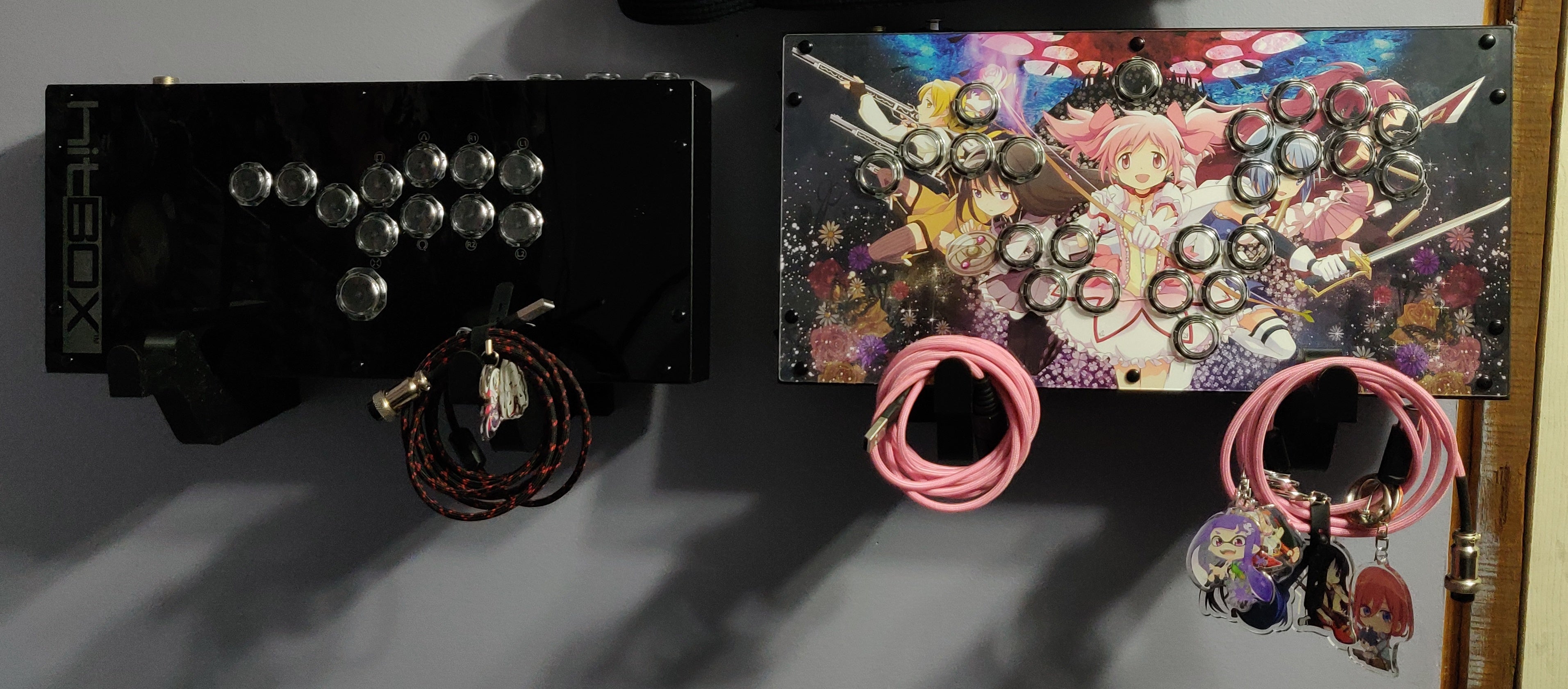 Επιτοίχια βάση για Hit Box, Cross|Up και Smash Box Controllers με διαχείριση καλωδίων