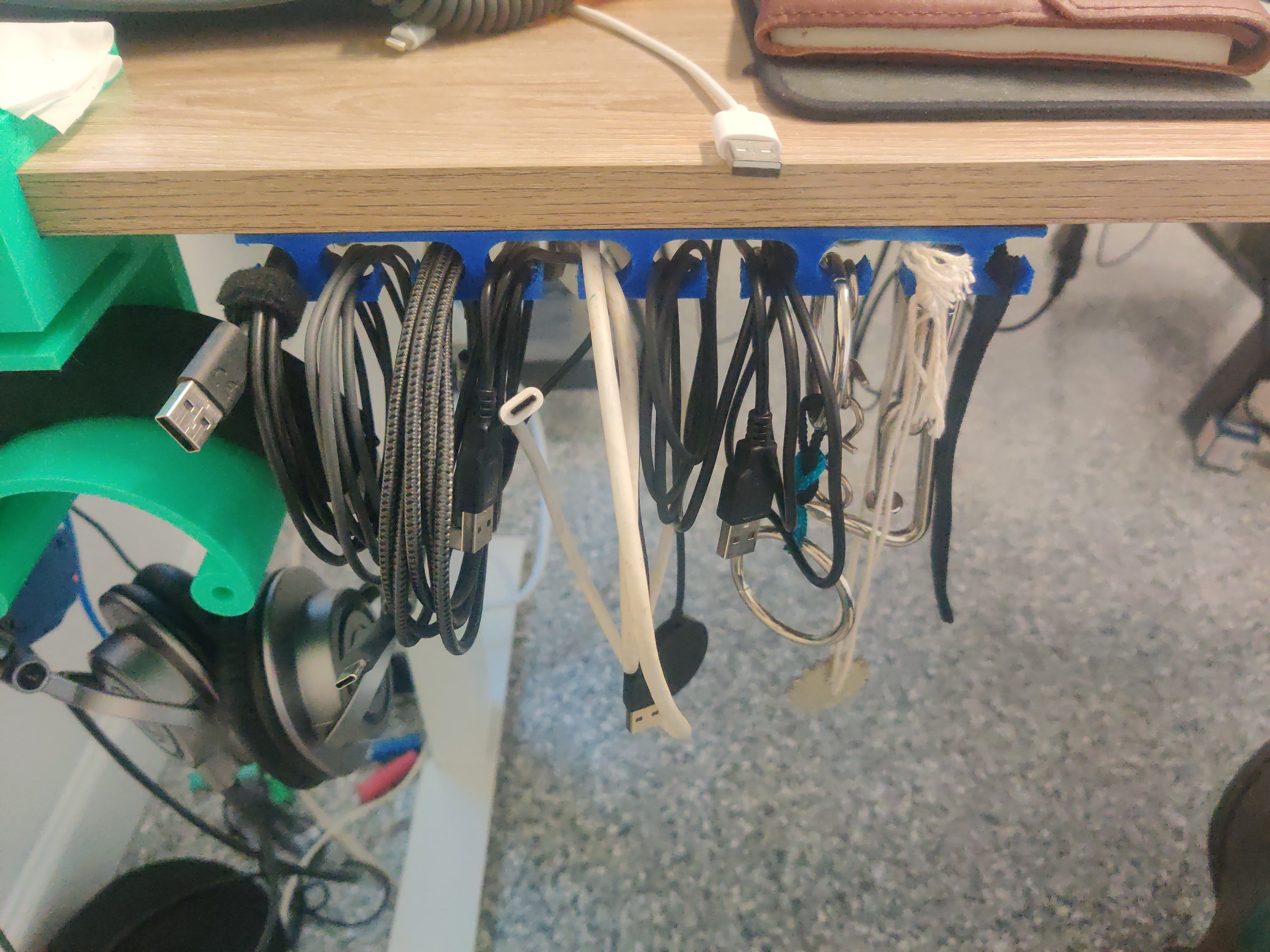 Οργανωτής καλωδίων USB για την επιφάνεια εργασίας σας