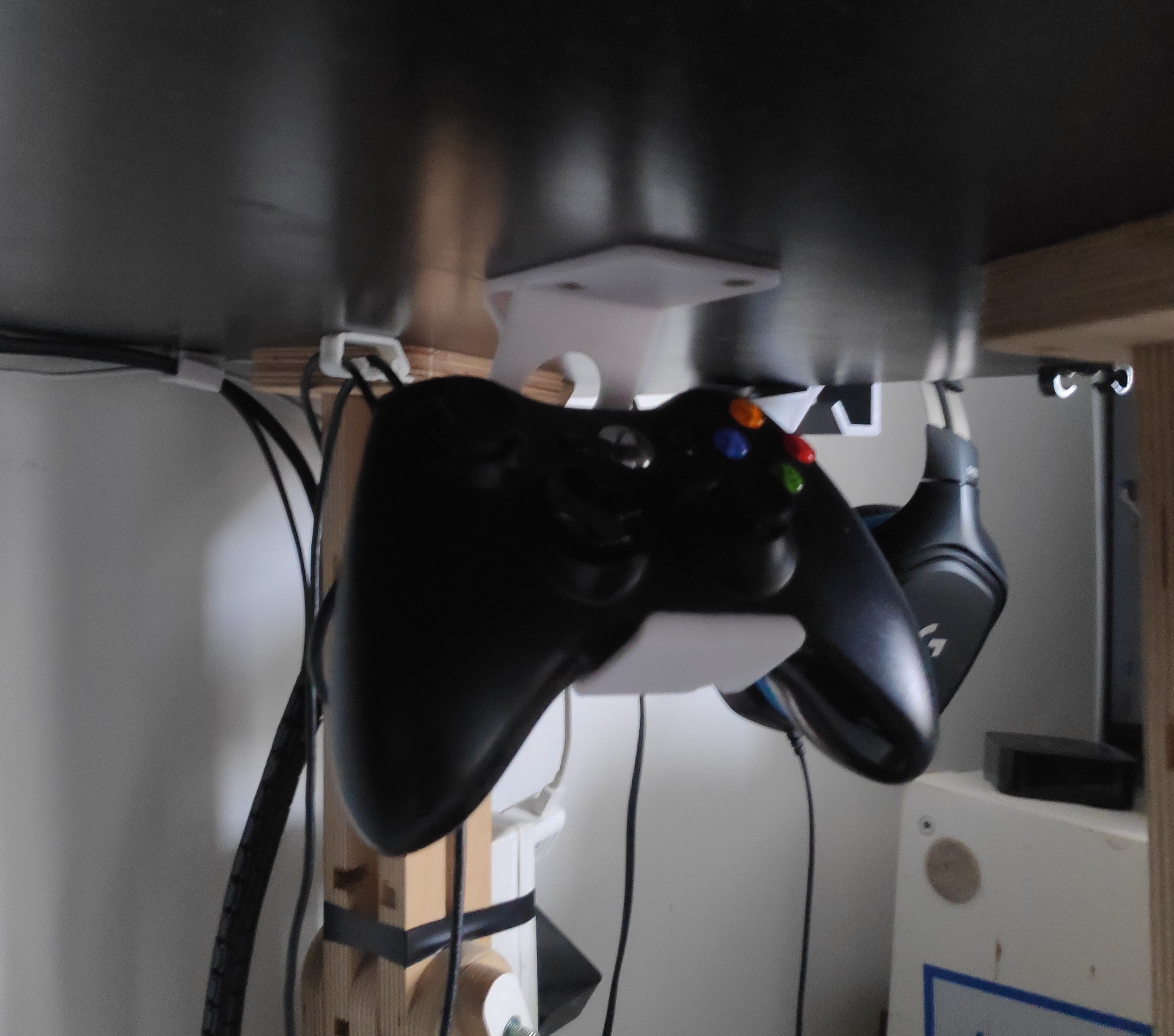Θήκη χειριστηρίου Xbox για κάτω από το γραφείο