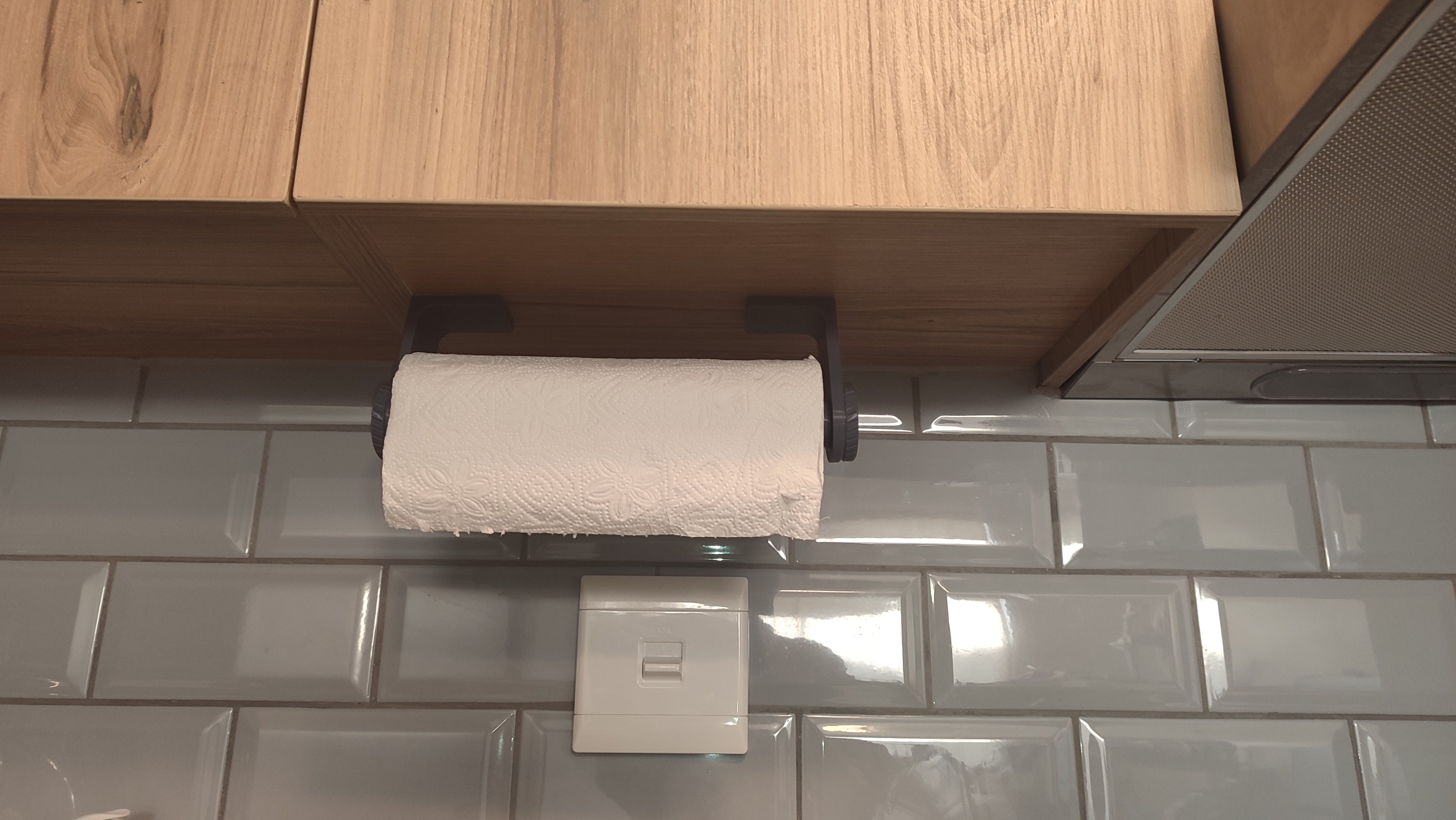 Κάτω από το ντουλάπι θήκη χαρτοπετσετών