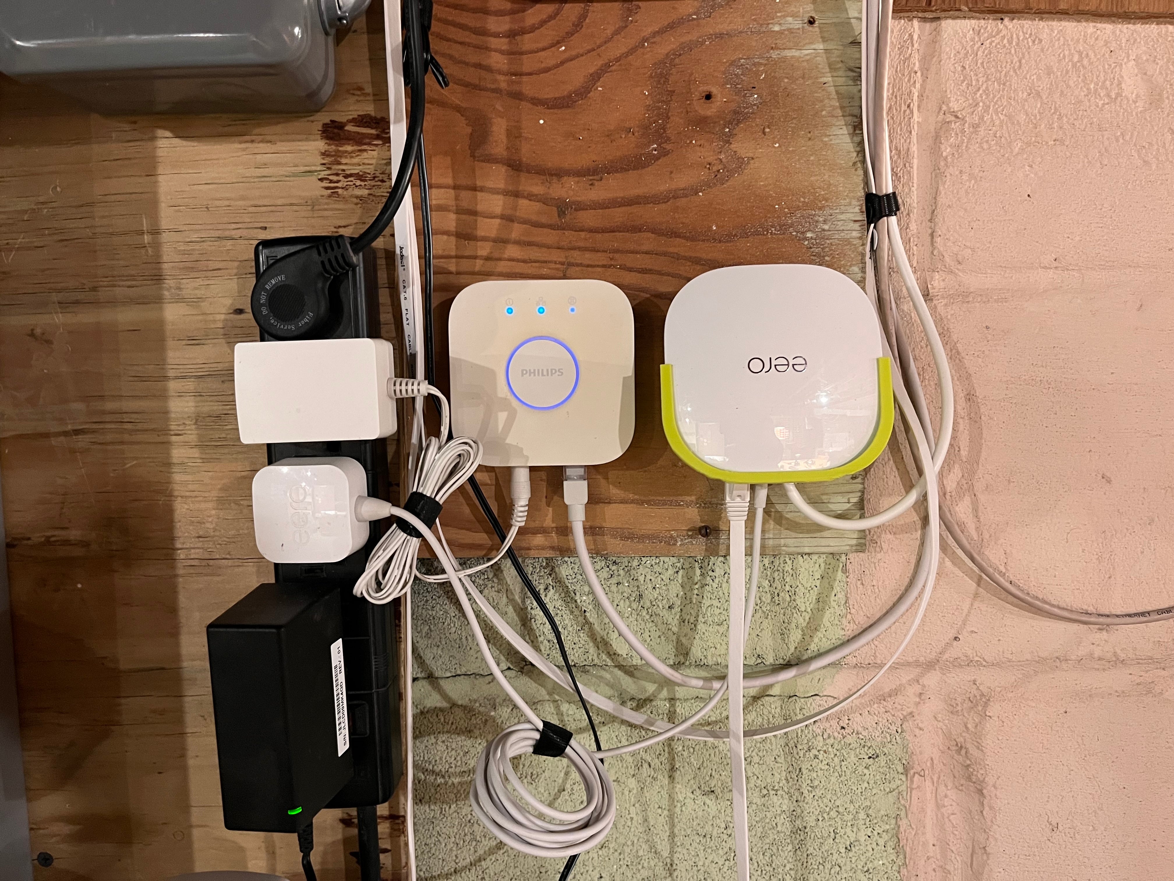 Επιτοίχια βάση δρομολογητή WiFi Eero 2ης γενιάς