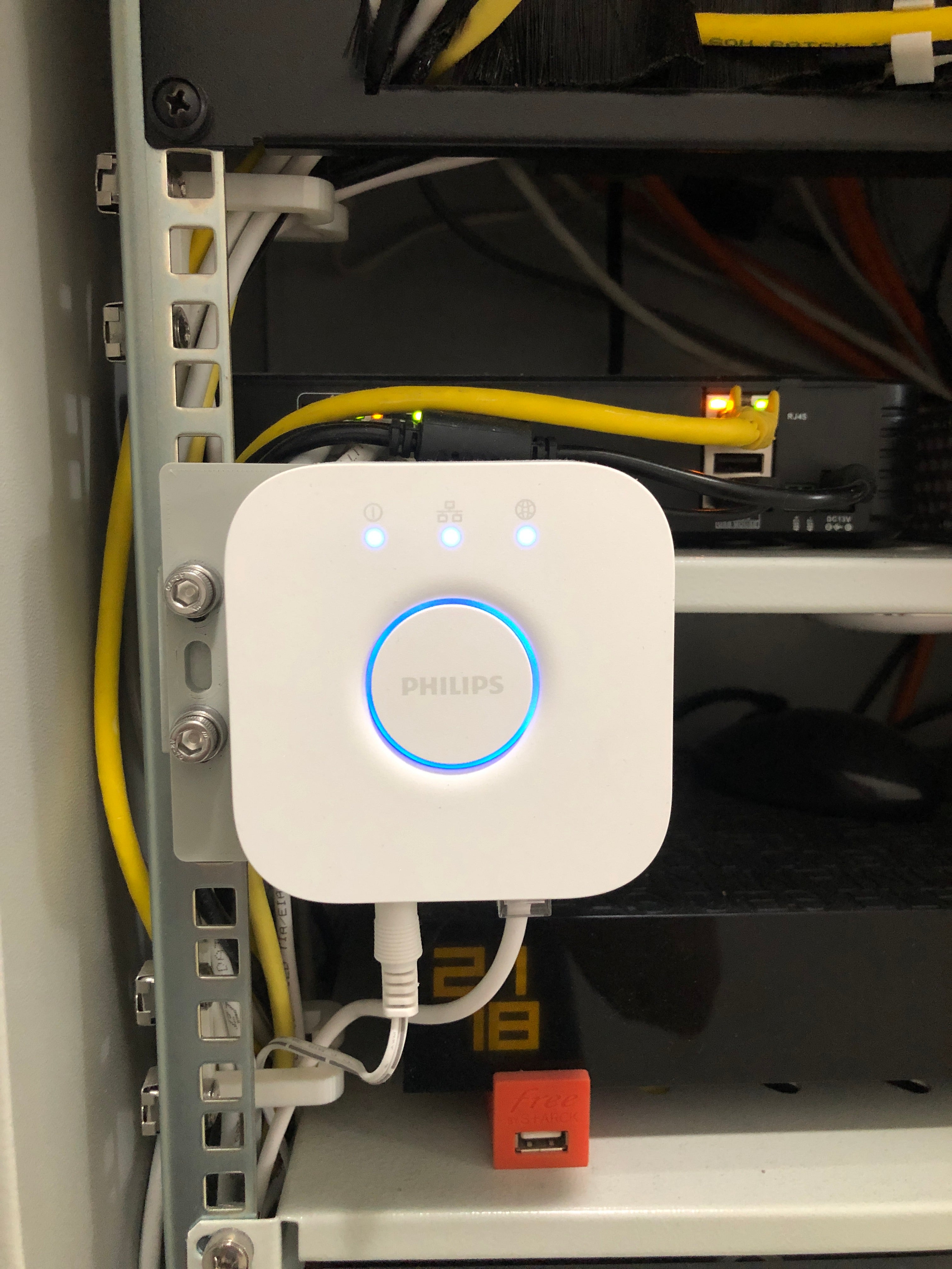 Βραχίονας τοποθέτησης σε ράφι Philips Hue Bridge
