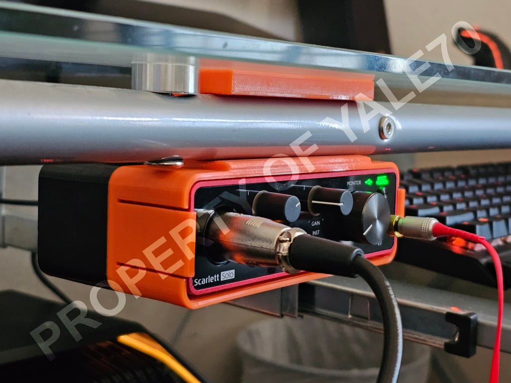 Εξοικονόμηση χώρου Βάση για Focusrite Scarlett Solo Gen 3 σε γυάλινο τραπέζι Realspace Zentra