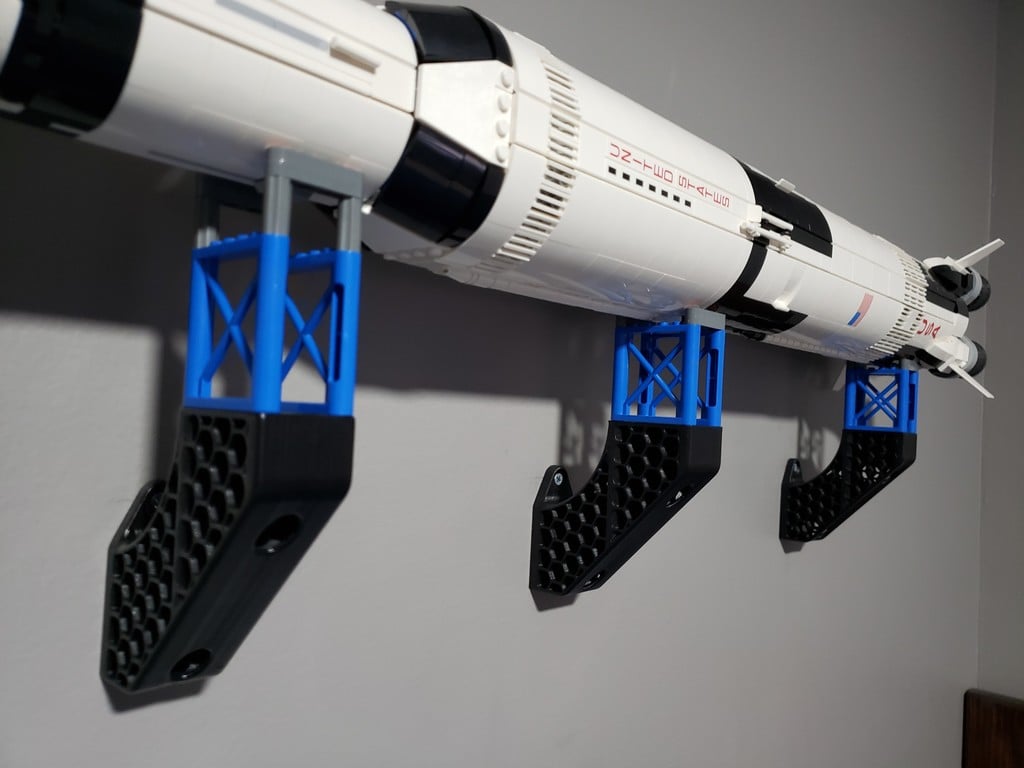 Επιτοίχια βάση για το μοντέλο Saturn V της Lego