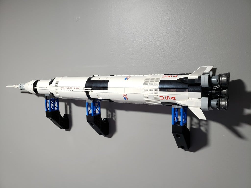 Επιτοίχια βάση για το μοντέλο Saturn V της Lego