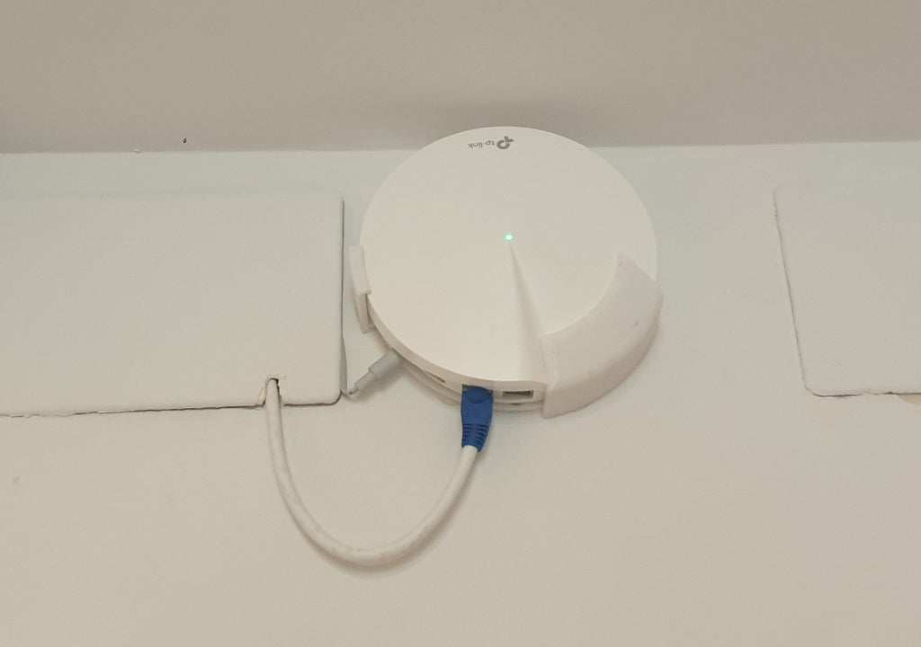 Επιτοίχια βάση TP-Link Deco M9 Plus - Σχεδιασμός ημικυκλίου εξοικονόμησης χώρου