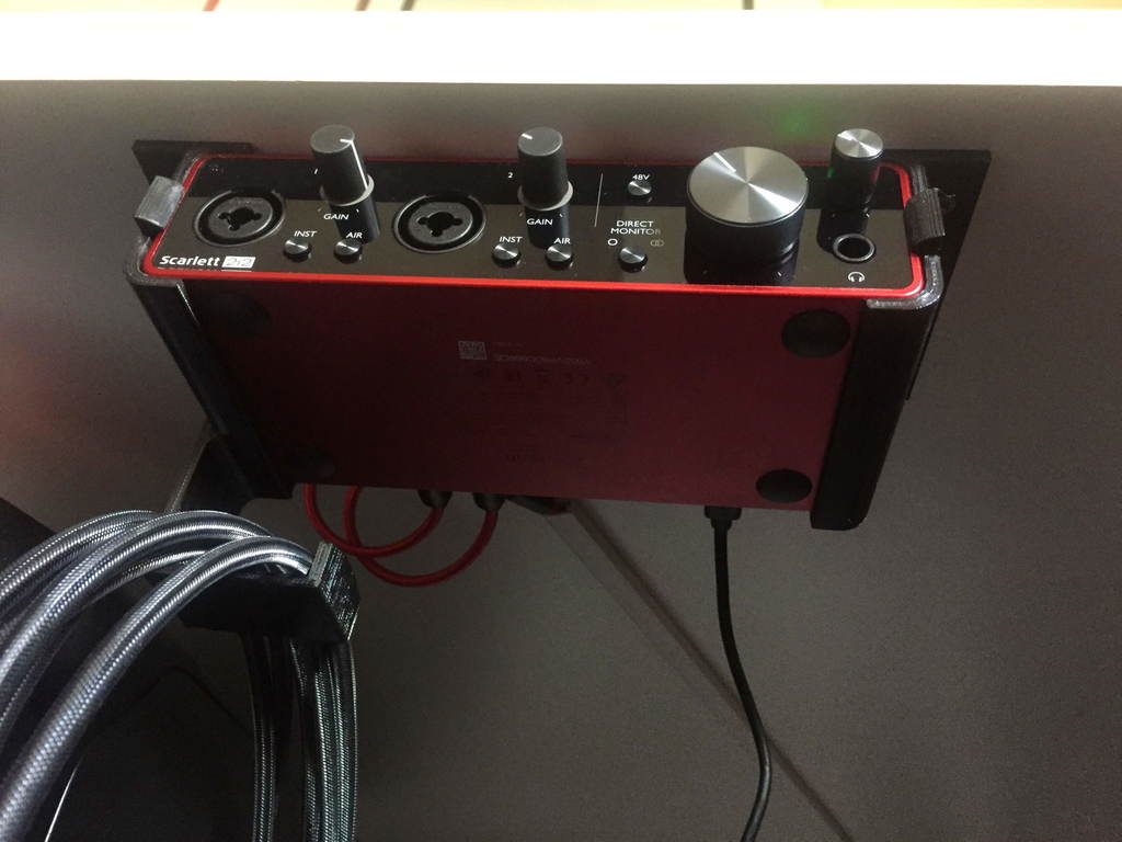 Focusrite Scarlett 2i2 3. Gen Βάση με διαχείριση καλωδίων