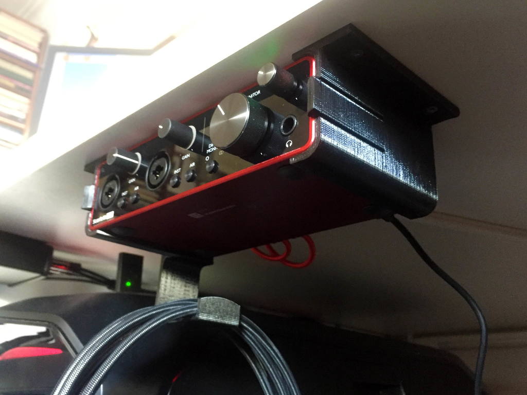 Focusrite Scarlett 2i2 3. Gen Βάση με διαχείριση καλωδίων