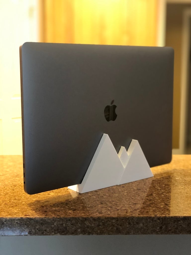 Κάθετη βάση MacBook Pro – 15 ιντσών (2018) με σχέδιο βουνού