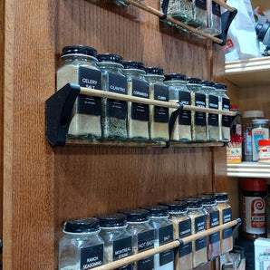 Ράφι μπαχαρικών τοποθετημένο σε ντουλάπι