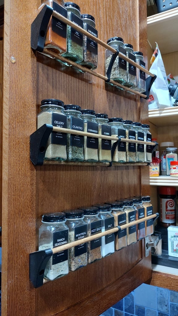 Ράφι μπαχαρικών τοποθετημένο σε ντουλάπι