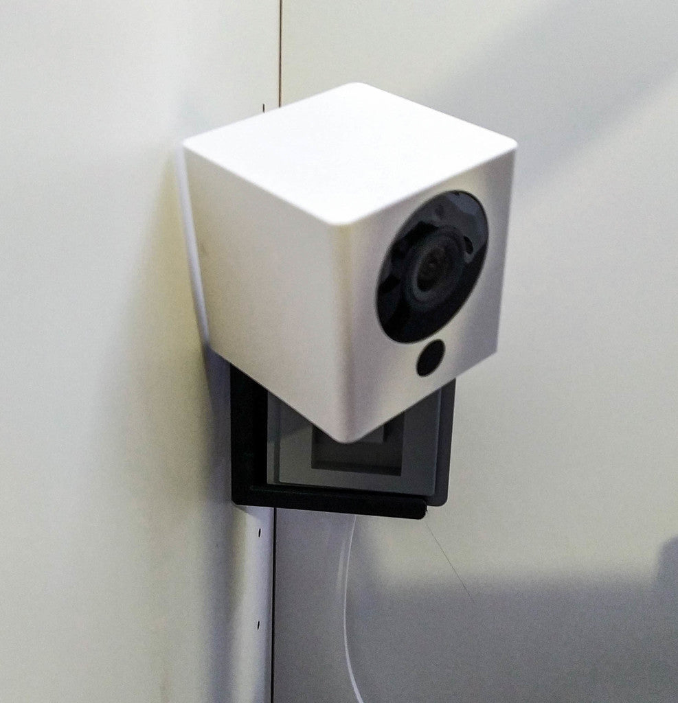 Επιτοίχια βάση Wyze Cam με βραχίονα 90 μοιρών και τρύπες για βίδες