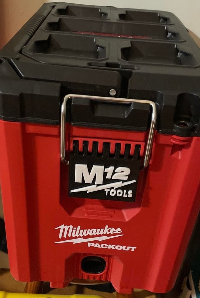 Κλείδωμα Milwaukee Packout με λογότυπο M12 για συμπαγή εργαλειοθήκη