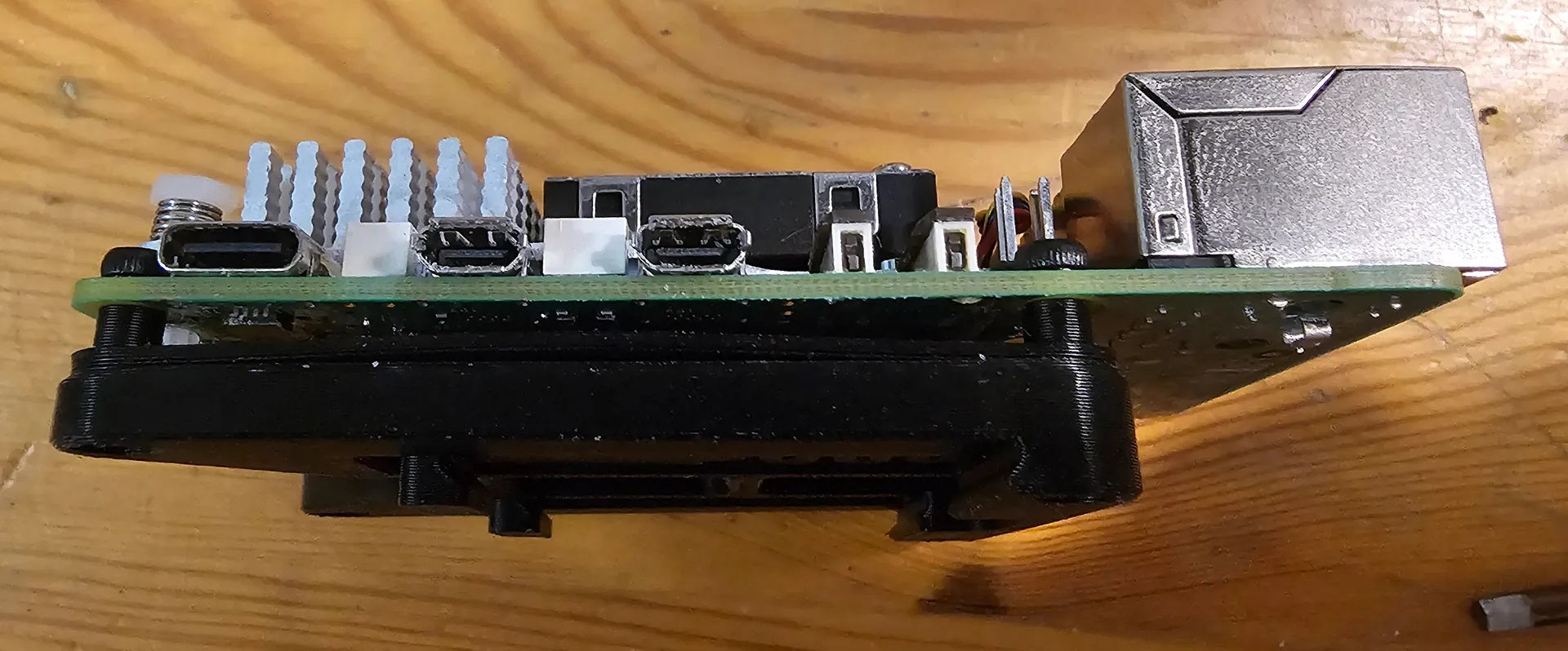 Βάση μετατόπισης DIN χαμηλού προφίλ για Raspberry Pi 3B, 4 και 5