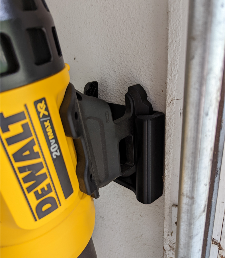 Ισχυρή επιτοίχια βάση για φυσητήρα φύλλων DeWalt – Βελτιστοποιήστε το εργαστήριό σας