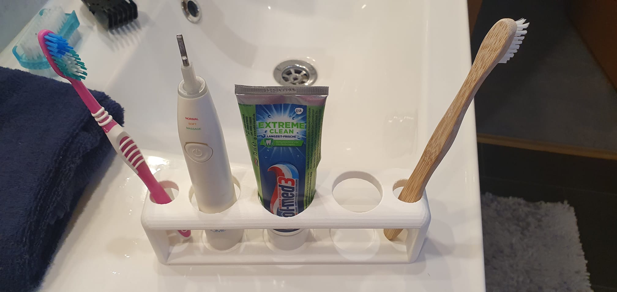 Βάση οδοντόβουρτσας για 2 κανονικές και 2 ηλεκτρικές οδοντόβουρτσες με χώρο για οδοντόκρεμα
